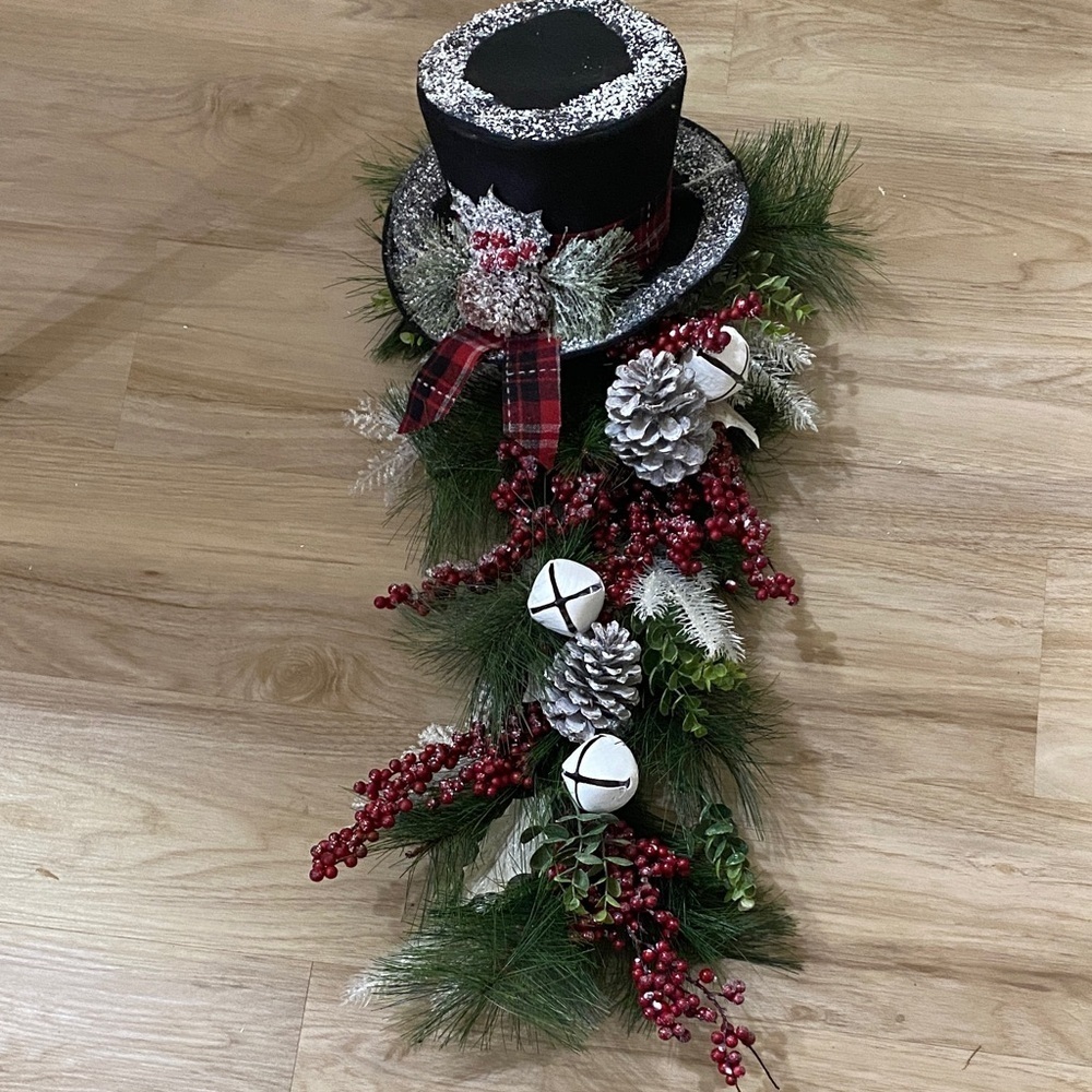 Festive Black Top Hat Christmas Holiday wreath swag decoration - Picture 2 of 3